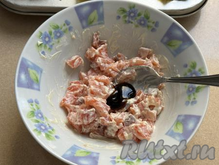 Перемешать рыбу с майонезом&nbsp;и рыбная начинка готова.&nbsp;Я ещё добавила пару капель соуса "Терияки" - но это по желанию.
