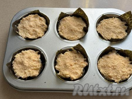 Выложить сырную начинку следующим слоем в наши суши.