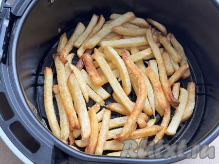 Поместить чашу с замороженным картофелем в аэрогриль, установить температуру 180 градусов, время - 20 минут. В процессе запекания каждые 5 минут нужно будет доставать чашу из аэрогриля и встряхивать картошку, чтобы она равномерно запекалась, покрываясь румяной корочкой со всех сторон. По прошествии 20 минут проверить готовность картофеля фри, для этого его нужно проколоть зубочисткой, если прокалывается легко, значит картошка готова. Если прокалывается не очень хорошо, тогда просто увеличьте время запекания минут на 5. Продолжительность запекания во многом зависит от мощности аэрогриля и от сорта картофеля, который вы купили. У меня по прошествии 20 минут картошка фри успела полностью приготовиться, стала приятно подрумяненной.&nbsp;