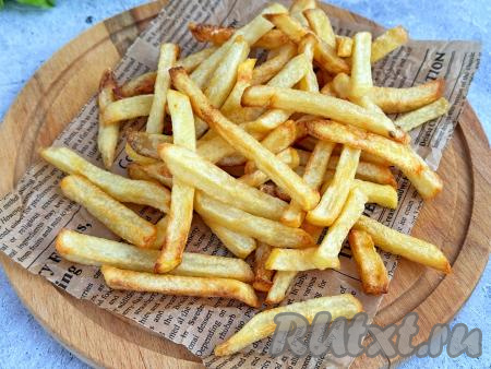 Переложить аппетитную, вкусную картошку, покрытую хрустящей корочкой, на тарелку, присыпать солью и подать к столу. Вот так достаточно просто можно&nbsp;приготовить замороженный картофель фри в аэрогриле. Такая картошечка понравится всей семье!