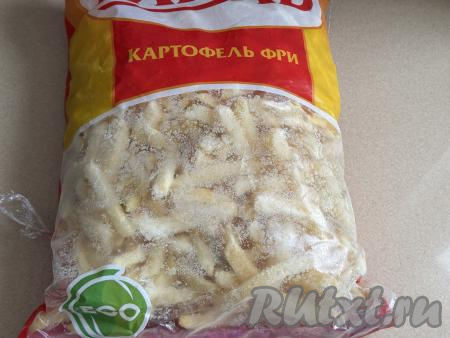 Вот такой замороженный картофель фри я купила. Предварительно размораживать его не нужно.