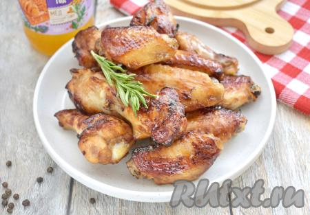 Готовые куриные крылышки, запечённые&nbsp;в медовом соусе, достаём из аэрориля и, дополнив гарниром, подаём&nbsp; столу. Уверена, эти сочные крылья, покрытые золотисто-хрустящей корочкой, отлично разнообразят ваше меню!
