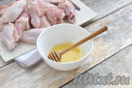 Для приготовления соуса мёд должен быть жидким. Выкладываем мёд в небольшую ёмкость. Если у вас мёд засахарился, его можно растопить на водяной бане или в микроволновке (я растопила в микроволновке в течение 15 секунд).