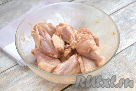Подготовленные куриные крылья выкладываем в глубокую миску, добавляем медовый соус. Тщательно перемешиваем, покрывая крылышки соусом со всех сторон. Оставляем крылья промариноваться при комнатной температуре минут на 30. В течение этого времени крылышки нужно будет 2-3 раза перемешать, чтобы они равномерно пропитались соусом из мёда.