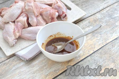 Хорошо перемешиваем и медовый соус для запекания куриных крылышек в аэрогриле готов.
