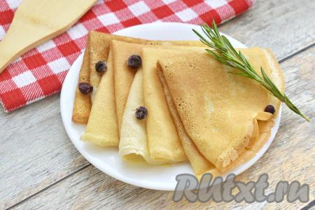 Вкусные, нежные блины, приготовленные на греческом йогурте, к столу можно подать со сметаной, вареньем, сгущёнкой. Эти тонкие блинчики достаточно эластичные, поэтому при желании в них можно заворачивать различные начинки.