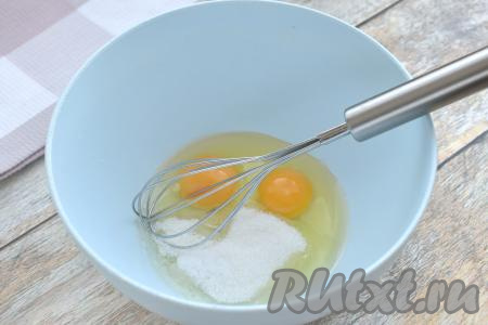 В миску разбиваем яйца, всыпаем сахар и соль, перемешиваем венчиком минуты 2 (яичная смесь должна стать однородной, сахар должен раствориться). Если вы планируете подавать блины с мёдом, вареньем, тогда будет достаточно и 1,5 столовых ложек сахара, блинчики получатся в меру сладкими. 