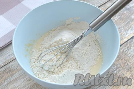 В яично-йогуртовую смесь частями просеиваем муку, каждый раз перемешивая блинное тесто венчиком до однородности.
