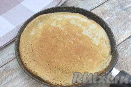 Поверхность сковороды смазываем растительным маслом, хорошо прогреваем, вливаем небольшой половник блинного теста, сразу равномерно распределяем его по дну сковородки. Жарим блинчик до подрумянивания с двух сторон (примерно по 1 минуте с каждой стороны) на среднем огне. Готовый блин перекладываем со сковороды на тарелку. Всего у меня получились 10 блинчиков. Перед жаркой очередного блина тесто нужно перемешивать, чтобы оно не застаивалось. Блинную сковороду перед жаркой очередного блина нужно смазывать маслом по мере необходимости, тут всё зависит от качества покрытия вашей сковороды. Я смазывала только перед выпечкой первого блина.