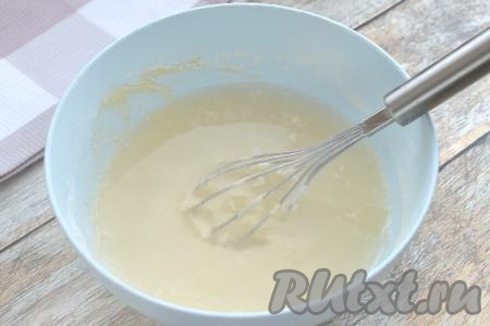 200 миллилитров воды доводим до кипения. В блинное тесто тонкой струйкой, непрерывно перемешивая венчиком, вливаем кипяток.