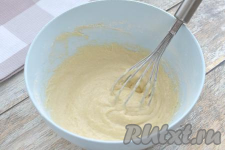 Блинное тесто на этом этапе получится вязким, густым, напоминающим тесто для оладий.