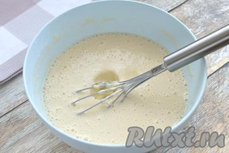 Вливая кипяток и постоянно вмешивая его, обязательно учитываем густоту замешиваемого теста. Тесто для блинов на греческом йогурте не должно быть слишком жидким. В блинное тесто сразу добавляем 2 столовых ложки растительного масла, снова перемешиваем. Замешанному тесту даём постоять минимум 15 минут, чтобы клейковина в муке немного разбухла. Если тесто вам кажется слишком густым, тогда его можно разбавить кипячёной водой.