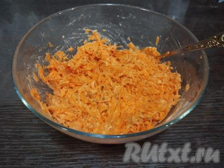 Всыпая понемногу муку и полностью вмешивая её, контролируйте густоту замешиваемого теста для морковных драников. Тесто должно получиться достаточно густым и вязким. В зависимости от сочности моркови, качества муки, величины яйца, вам может потребоваться немного больше или немного меньше муки, чем указано в ингредиентах, главное - ориентироваться на густоту теста. Я для получения теста нужной консистенции добавила 2 столовых ложки муки.