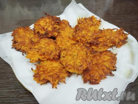 Готовые морковные драники перекладываем со сковороды на бумажное полотенце, чтобы убрать лишнее масло. Периодически перемешивая тесто из моркови и добавляя в сковороду масло только по мере необходимости, постепенно жарим все драники. Из предложенного количества ингредиентов я приготовила 12 драников из моркови.