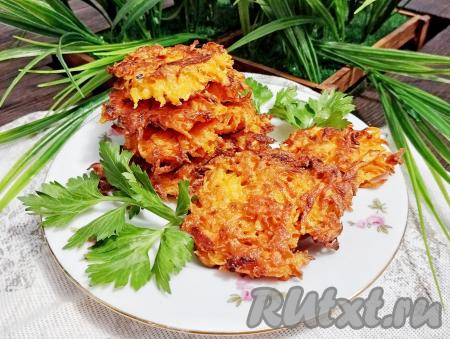 Морковные драники, приятно похрустывающие снаружи и нежные внутри, к столу лучше всего подавать тёплыми, дополнив, по желанию, сметаной или вашим любимым соусом.