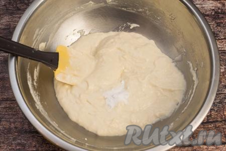 В замешанное тесто всыпать соду, хорошо её вмешать. Оставить тесто на 3-4 минуты, чтобы сода вступила в реакцию с кислой средой греческого йогурта.