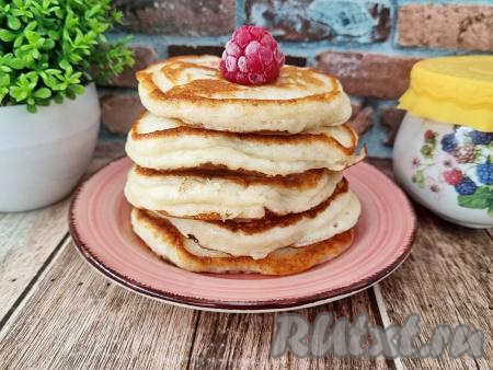 Готовые оладьи перекладывать со сковороды на тарелку. Не перемешивая тесто перед жаркой очередной порции оладий и добавляя в сковороду масло по мере необходимости, постепенно пожарить все оладушки. Оладьи, замешанные на греческом йогурте, получаются очень симпатичными, мягкими, нежными, пышными, в меру сладкими. Из предложенного количества ингредиентов я испекла 10 оладий.