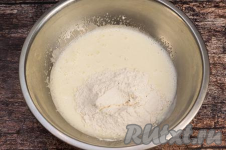 В смесь йогурта и яйца всыпать грамм 60 муки, хорошо перемешать венчиком.