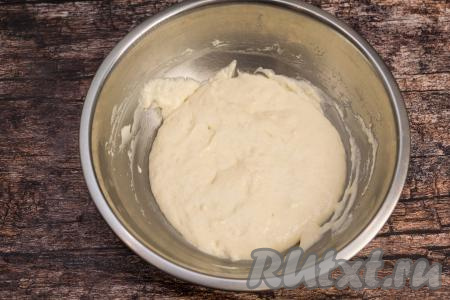 В результате гашения соды в йогурте тесто для оладий немного увеличится в объёме, больше перемешивать его не нужно, чтобы не сбить пышность будущих оладий.