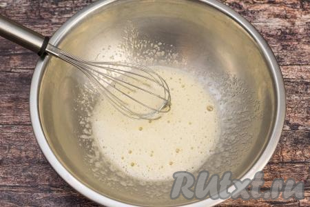 Венчиком энергично перемешать яйцо с солью и сахаром в течение 2 минут (до получения однородной яичной смеси).