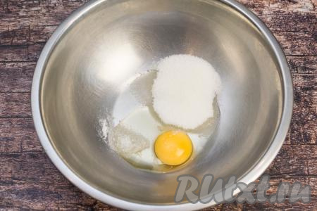 В глубокую миску всыпать соль и сахар, вбить сырое яйцо.