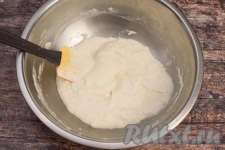 Начать понемногу подсыпать оставшуюся муку, каждый раз полностью вмешивая её лопаткой (или столовой ложкой), постепенно замешивая тесто для оладий. Тесто должно получиться однородным, напоминающим густую сметану, как на фото. В зависимости от жирности йогурта, качества муки, величины яйца, вам может потребоваться немного больше или немного меньше муки, чем указано в ингредиентах, главное - ориентироваться на густоту замешиваемого теста для оладий.