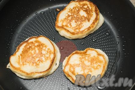 Жарить оладьи, замешанные на греческом йогурте, на огне чуть ниже среднего до характерного румянца с двух сторон (ориентировочно по 2-3 минуты с каждой стороны). В процессе жарки учитывайте, что оладушки должны не только подрумяниться с двух сторон, но и успеть полностью пропечься внутри.