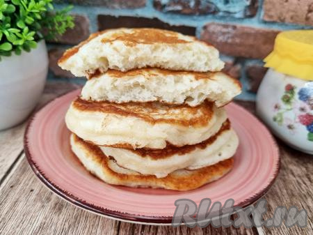 А вот как выглядит в разломе оладушек, приготовленный по этому простому рецепту. Посмотрите, какой у него пышный и воздушный мякиш. Оладьи, замешанные на греческом йогурте, я предпочитаю подавать со сметаной или густым вареньем - это так вкусно!