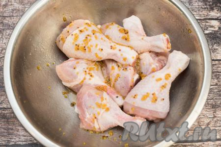 В миску с ножками добавляем горчично-медовый соус. Снова перемешиваем, покрывая ножки соусом со всех сторон. Миску с ножками накрываем и отправляем в холодильник, как минимум, минут на 30. В течение этого времени ножки нужно будет 1-2 раза перемешать, чтобы они хорошо пропитались и мёдом, и горчицей.