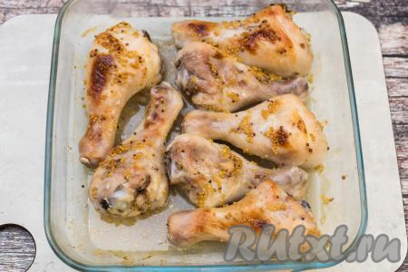 Запекаем куриные ножки в предварительно разогретой до 180 градусов духовке в течение 45 минут. Я, после того как ножки запеклись в течение 35 минут, включила в духовке режим "Гриль" и на этом режиме готовила оставшиеся 10 минут, чтобы мясо подрумянилось. 