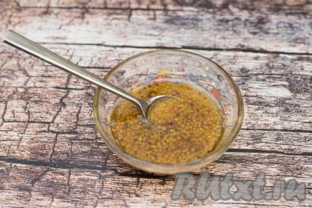 Куриные ножки моем, обсушиваем. В небольшой ёмкости соединяем растительное масло, зернистую горчицу и достаточно жидкий мёд. У меня мёд был слегка засахаренный, поэтому я его предварительно прогрела в течение 10 секунд в микроволновке.&nbsp;Перемешиваем горчицу с мёдом, маслом и горчично-медовый соус для маринования куриных ножек готов.