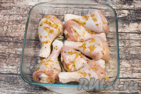 Ножки, замаринованные в медово-горчичном соусе, выкладываем в жаропрочную форму, сверху можно полить ножки соусом, оставшимся от маринования.