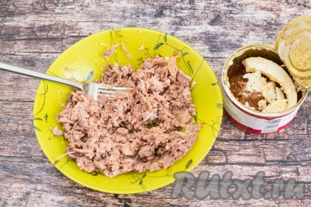 Пока варятся овощи, тушёнку без жира переложить из банки в тарелку. Размять тушёнку вилкой.