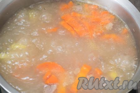 Дать супу с тушёнкой и макаронами закипеть, посолить (добавляя соль, не забывайте учитывать, что тушёнка солёная), уменьшить огонь, варить до готовности макаронных изделий. Точное время варки смотрите на упаковке макарон, которые вы используете. Обычно время варки макаронных изделий 7-13 минут. Макароны, которые я использовала, нужно было варить 7 минут. Макароны должны свариться, но и переваривать их не нужно.