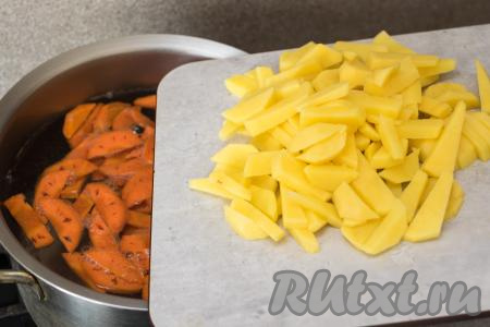 Сразу же добавить в кастрюлю картошку, нарезанную на средние брусочки. Дать воде с овощами закипеть, уменьшить огонь, варить 15 минут.