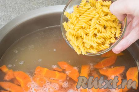 Затем выложить в кастрюлю макароны любой формы, перемешать.