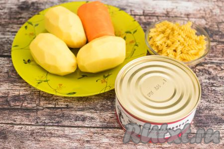 Подготовить продукты для приготовления супа с тушёнкой и макаронами. Тушёнку я взяла говяжью, но можно взять любую. Сразу поставить на сильный огонь кастрюлю с 2 литрами воды, дать закипеть. Пока вода закипает, очистить картошку и морковку.