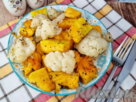 Готовое полезное, вкусное, сытное блюдо достать из духовки. Яркую запечённую тыкву с аппетитной цветной капустой подать к столу в горячем виде в качестве гарнира к мясу, птице или в качестве основного блюда в дни Поста.