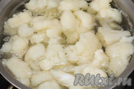 Когда вода с капустой закипит, добавить соль по вкусу, убавить огонь. Варить цветную капусту до готовности (примерно 6-8 минут). Готовая цветная капуста должна легко прокалываться ножом, но при этом ещё хорошо держать форму и не разваливаться на мелкие части. Время варки зависит от сорта капусты. Сварившуюся капусту откинуть на дуршлаг, обдать холодной водой, чтобы остановить процесс варки. Оставить капусту на несколько минут в дуршлаге, чтобы стекла вода.