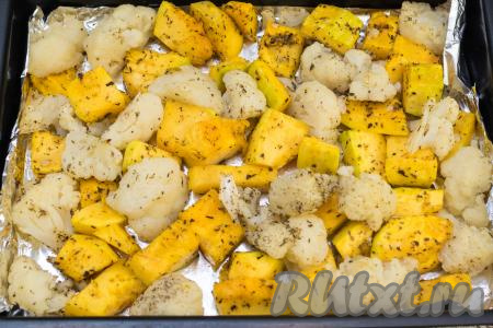 Запекать тыкву и цветную капусту в разогретой до 200 градусов духовке в течение 25-30 минут (до мягкости тыквы). Готовая тыква будет легко прокалываться ножом. Продолжительность запекания во многом зависит от сорта тыквы, которую вы используете.