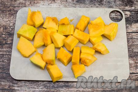 Сразу начинаем заниматься тыквой, её нужно очистить, удалить волокна и семечки. Промыть 800 грамм очищенной тыквы водой, нарезать на средние кусочки (мелко нарезать не нужно).