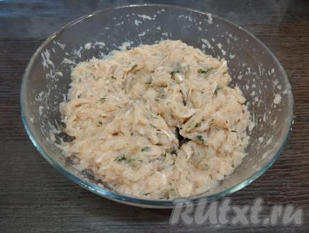 Перемешиваем получившийся куриный фарш до однородности и можно приступать к формированию зраз.