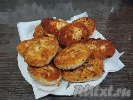 Готовые зразы перекладываем со сковороды на тарелку, застеленную бумажным полотенцем, чтобы убрать лишнее масло. Постепенно жарим все зразы.