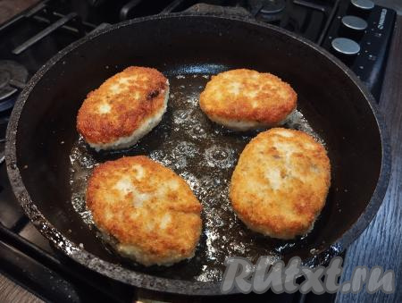 Затем куриные зразы аккуратно переворачиваем с помощью лопатки и обжариваем, накрыв сковороду крышкой, в течение 4-5 минут (до подрумянивания с другой стороны).&nbsp;