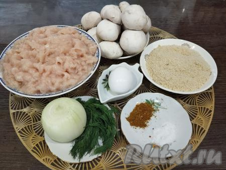 Подготовим ингредиенты для приготовления куриных зраз с грибами на сковороде. Лук очищаем. Укроп и грибы промываем и обсушиваем. Куриное филе моем, обсушиваем, пропускаем через мясорубку.&nbsp;