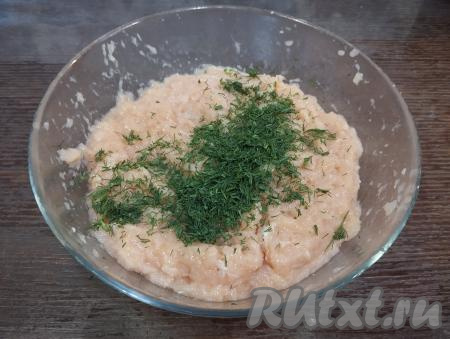 ​​​​​​Зелень укропа мелко режем, добавляем в фарш.