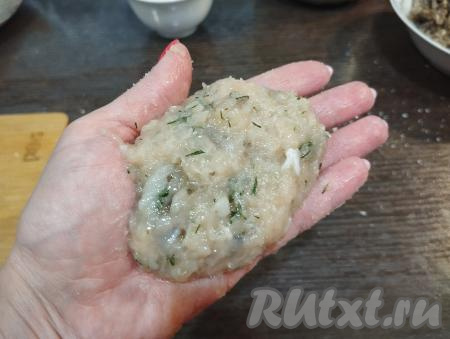 Аккуратно соединяем края лепёшки из фарша над начинкой, формируя зразу.&nbsp;