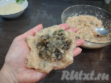 Фарш зрительно делим на 12 равных частей - именно столько зраз мы и будем формировать. Столовой ложкой выкладываем на ладонь ровным слоем одну часть фарша. В центр получившейся лепёшки из куриного фарша выкладываем 1,5-2 чайных ложки грибной начинки.&nbsp;Для того чтобы фарш в процессе формирования зраз не лип к рукам, перед формированием каждой зразы нужны руки смачивать холодной водой.