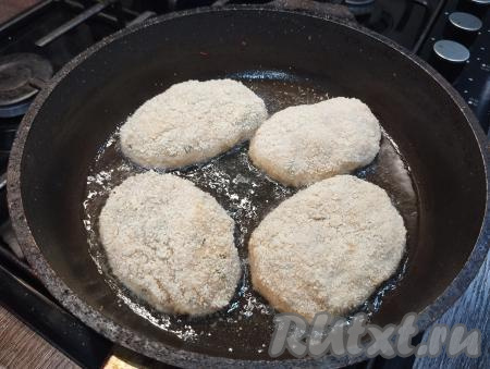 На сковороде разогреваем растительное масло, выкладываем зразы и обжариваем, накрыв сковороду крышкой, до подрумянивания с нижней стороны (примерно в течение 5-6 минут) на среднем огне.