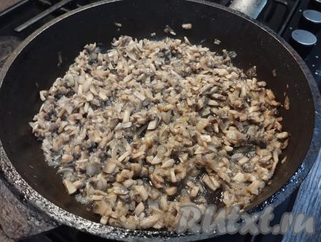 На сковороде разогреваем растительное масло, выкладываем грибы с луком, перемешиваем и обжариваем, иногда помешивая, до испарения жидкости (ориентировочно в течение 10 минут). Грибы, обжаренные с луком, солим, перемешиваем, обжариваем ещё 1 минуту. Убираем с огня, даём остыть и грибная начинка для зраз готова.